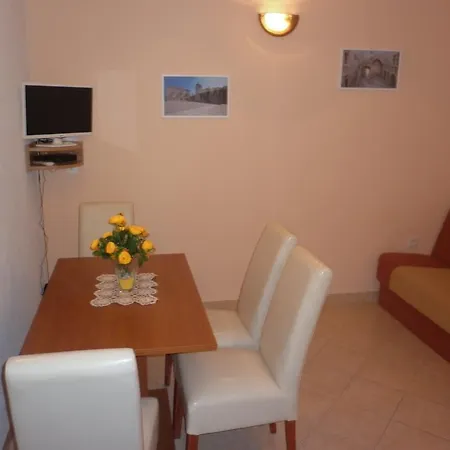 拉瓦纳公寓酒店 *