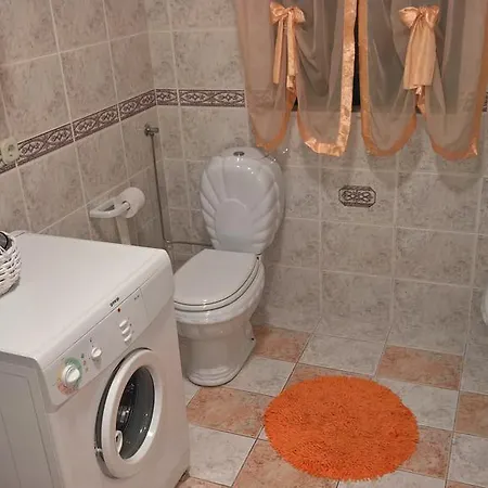 拉瓦纳公寓酒店 *