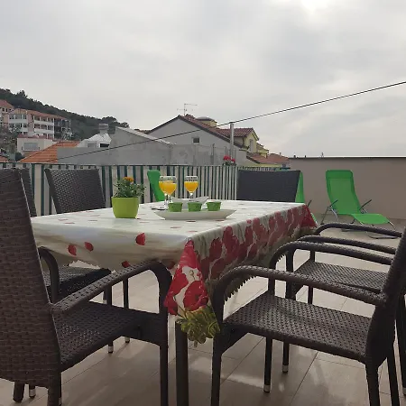 拉瓦纳公寓酒店 *